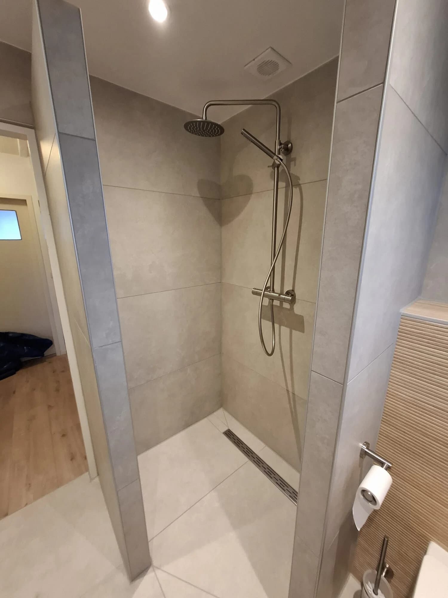 Toilet en wastafel in grijs-wit overzicht