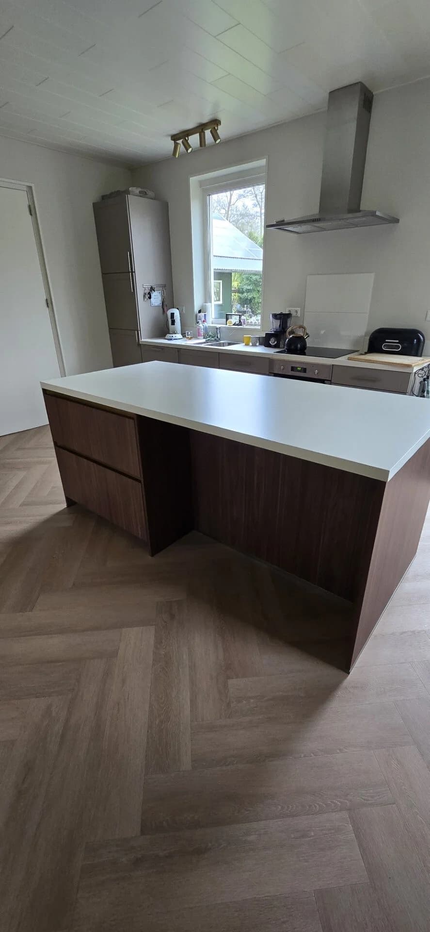 Walnoot keukeneiland met wit werkblad