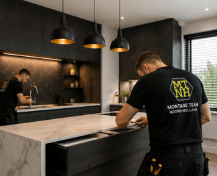 Het team van Montage Team Noord Holland aan het werk tijdens een keukenmontage