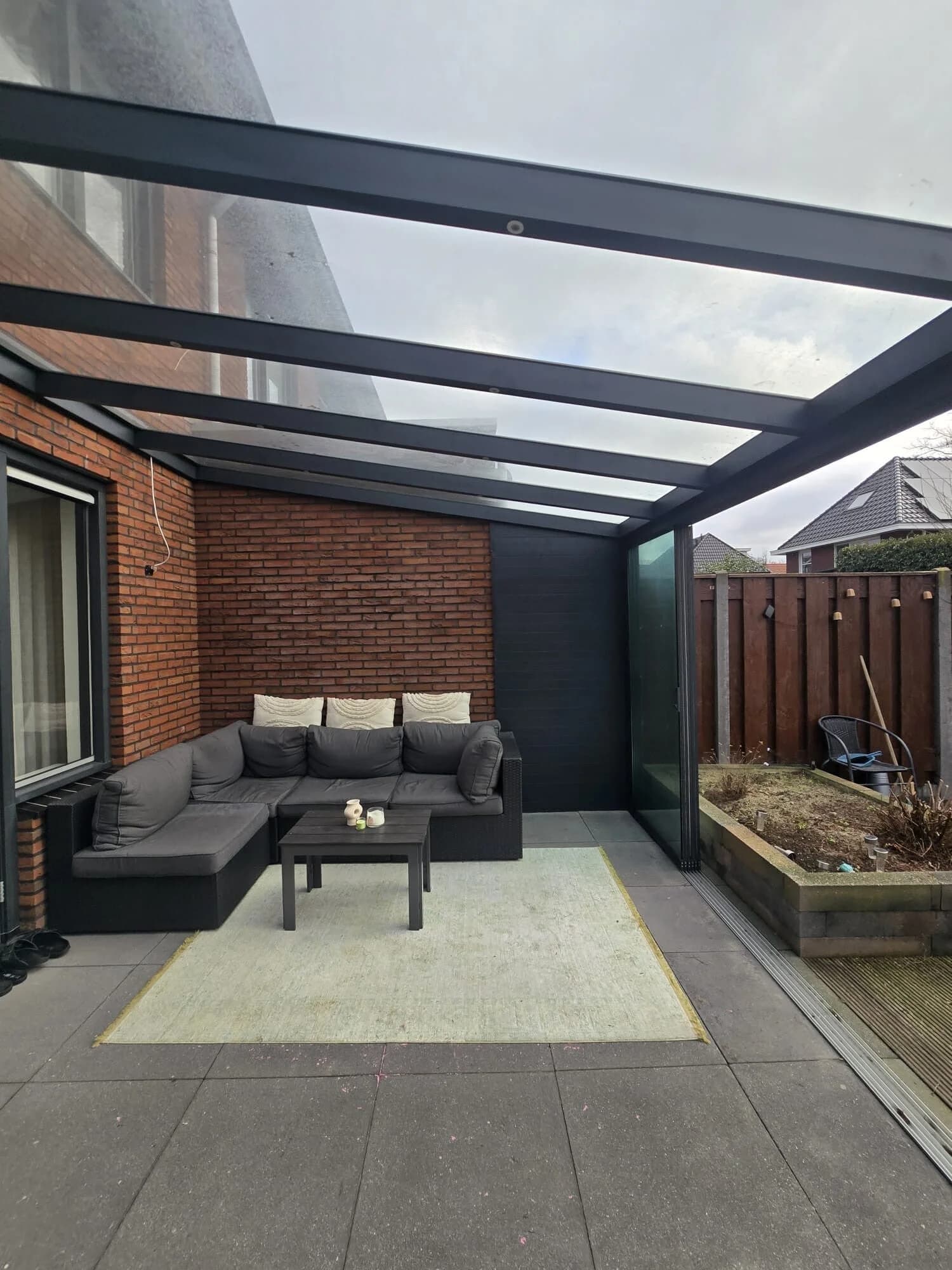 Glazen aluminium overkapping met lounge terras