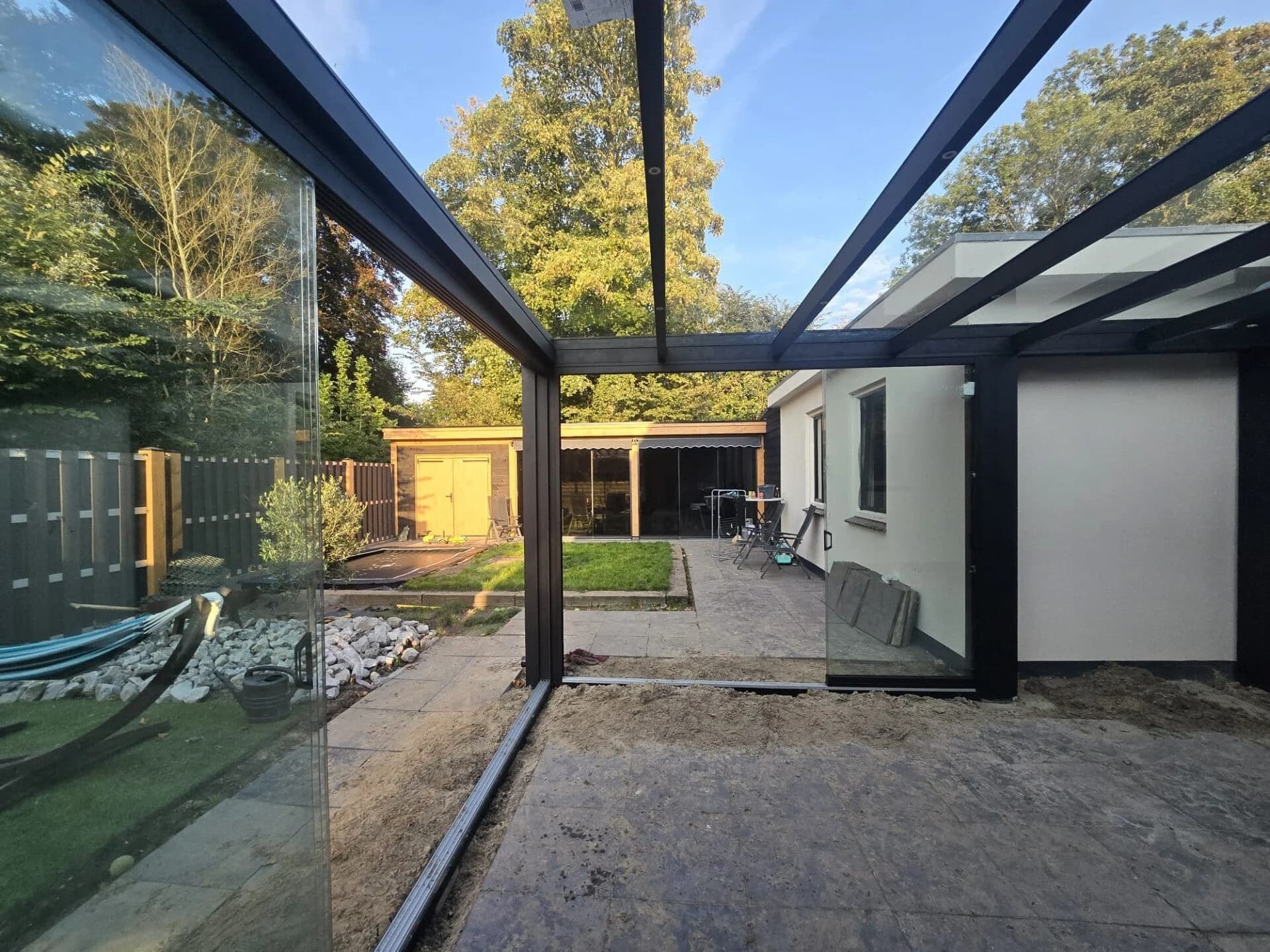 Overkapping met glazen schuifwanden binnenzijde tuin