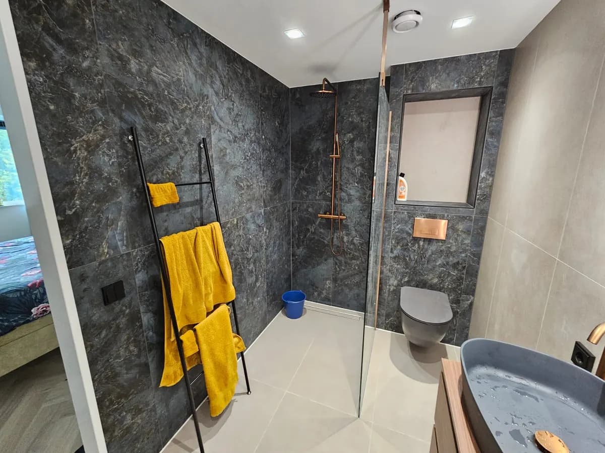 Appartementrenovatie in Alkmaar: badkamer met inloopdouche, apart toilet en visgraatvloer