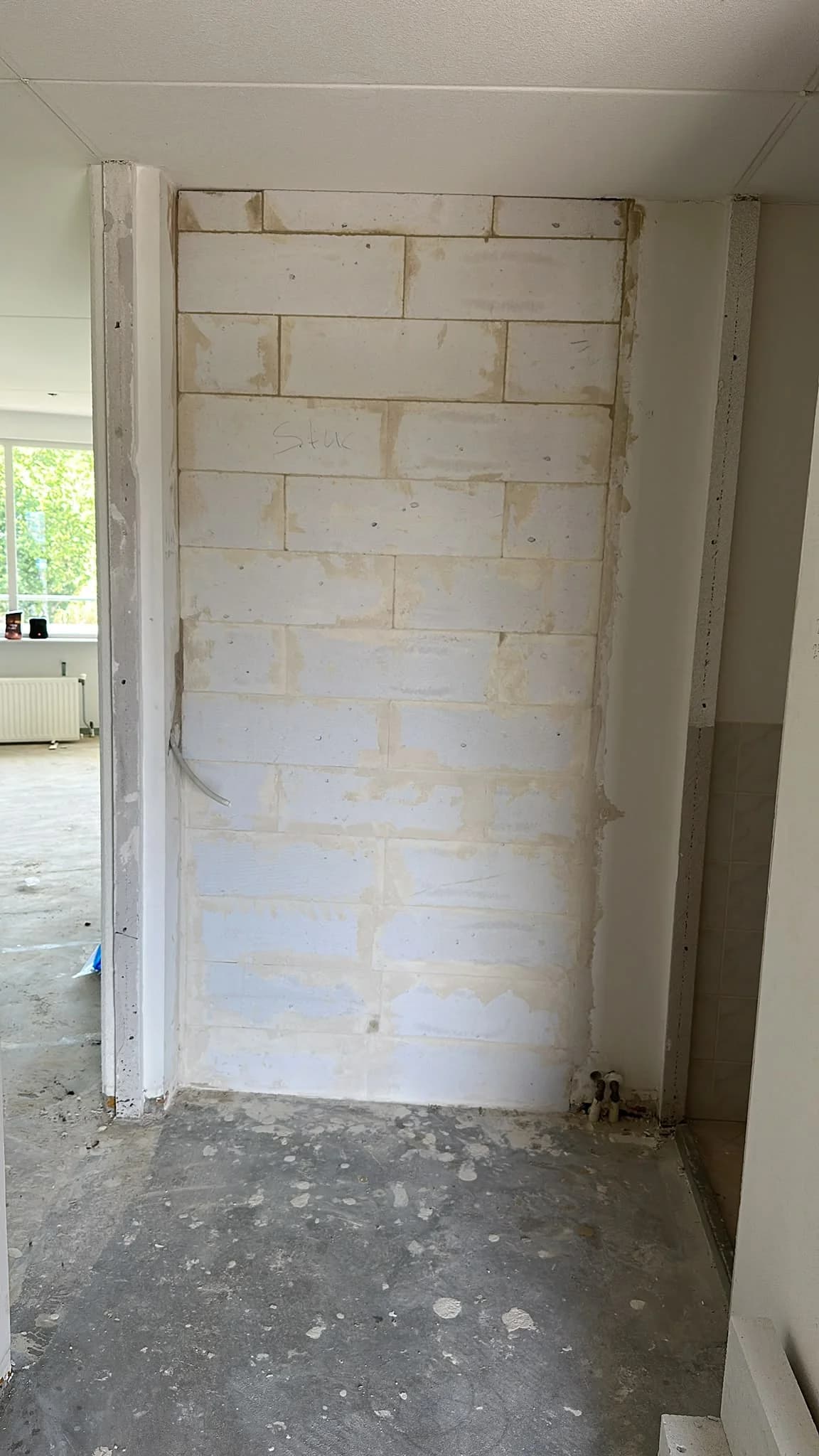 Renovatie in uitvoering in Bergen — nieuwe wanden plaatsen