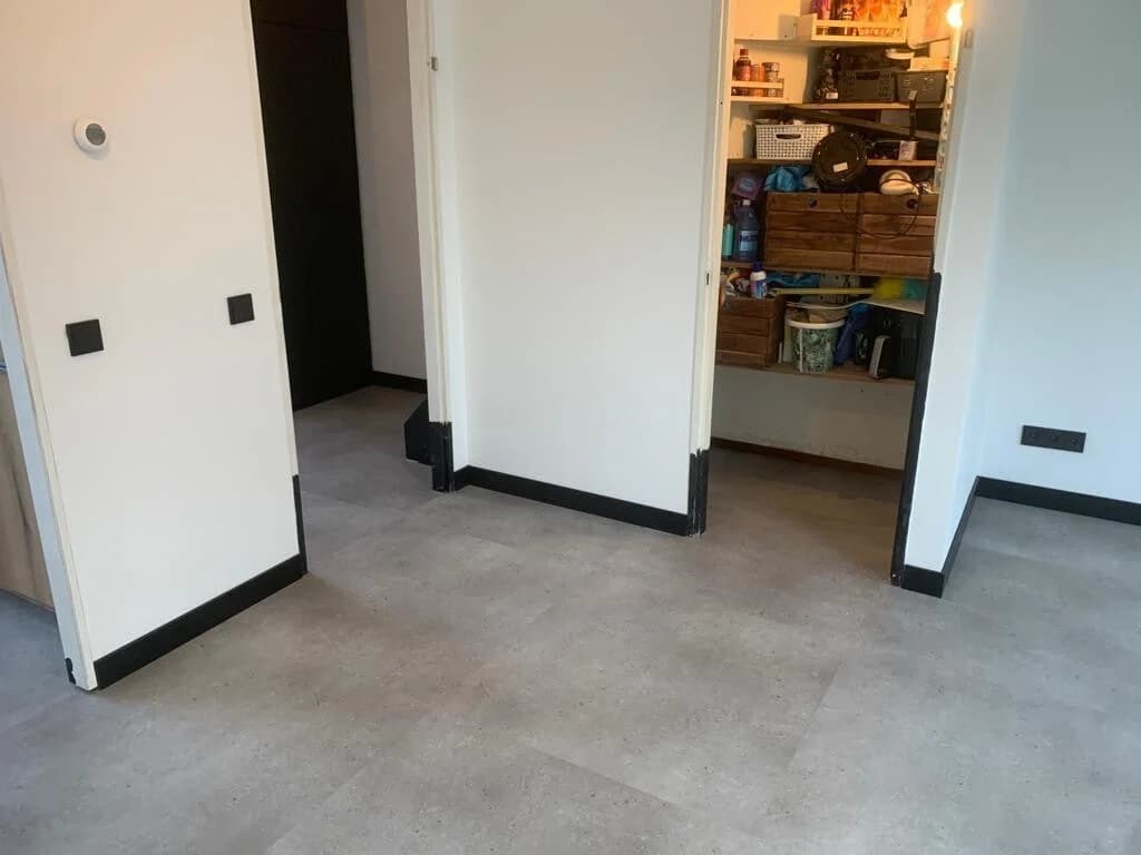 Betonlook grijze PVC vloer in hal