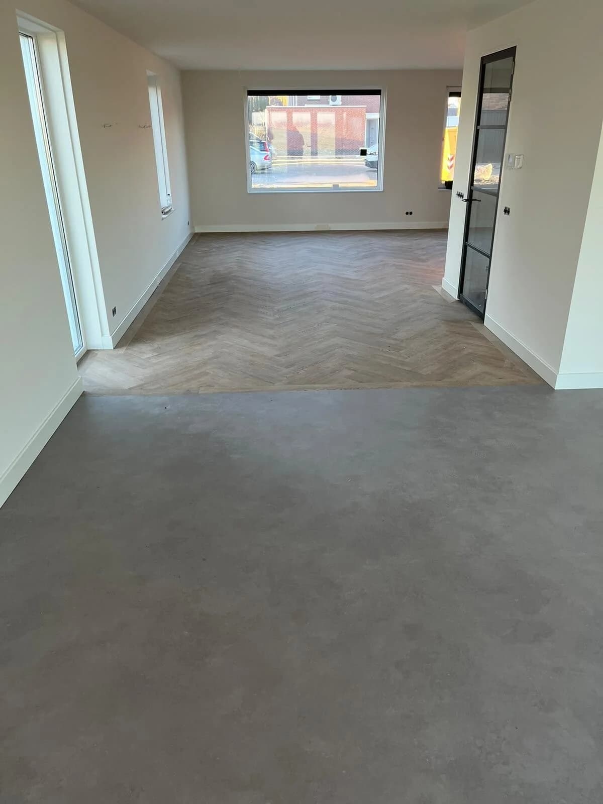 Combinatie visgraat en betonlook PVC in woonkamer