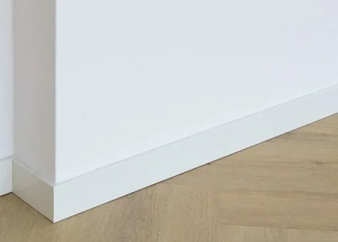 Licht houtlook visgraat PVC vloer met witte plint