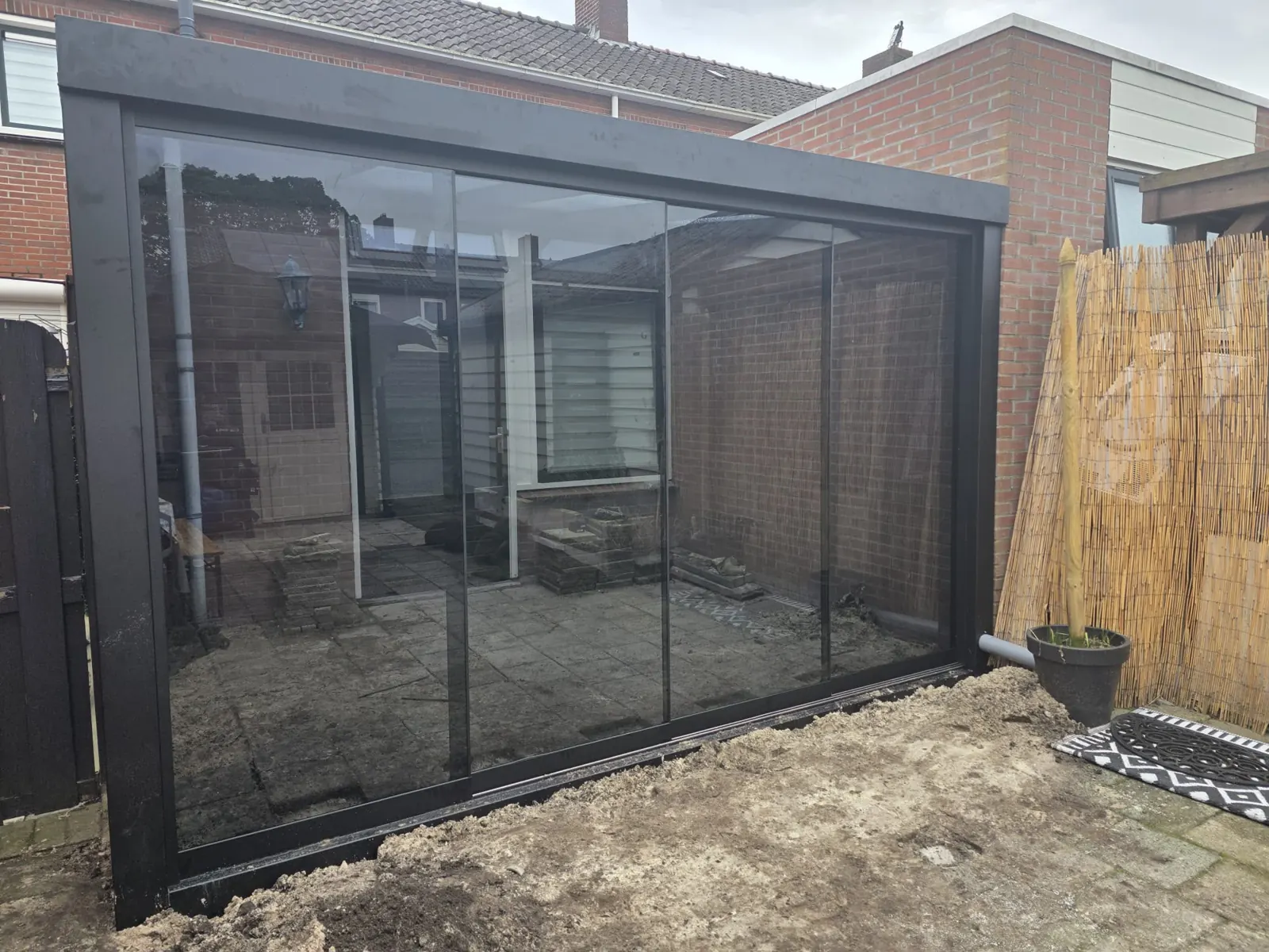 Antraciet overkapping met glazen schuifwanden aan de voorzijde in Alkmaar