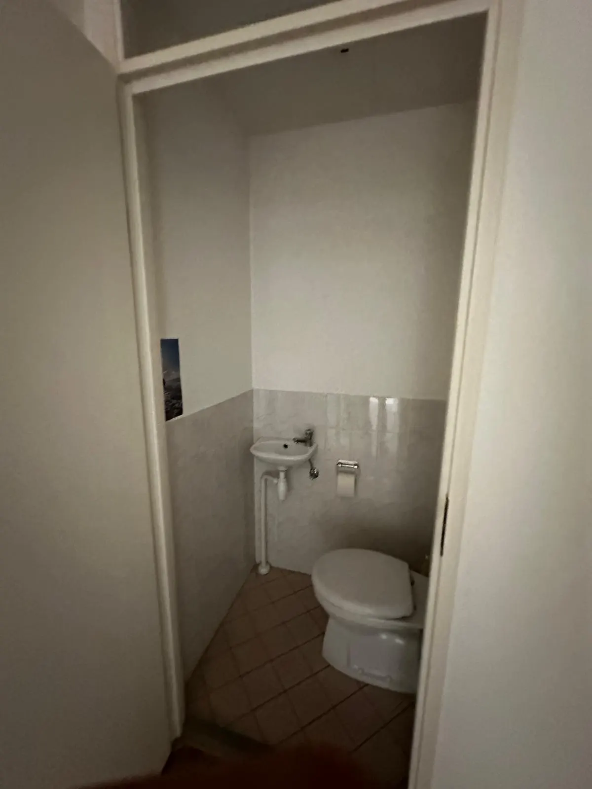 Oud toilet met wandtegels en fonteintje voor de appartementrenovatie in Alkmaar