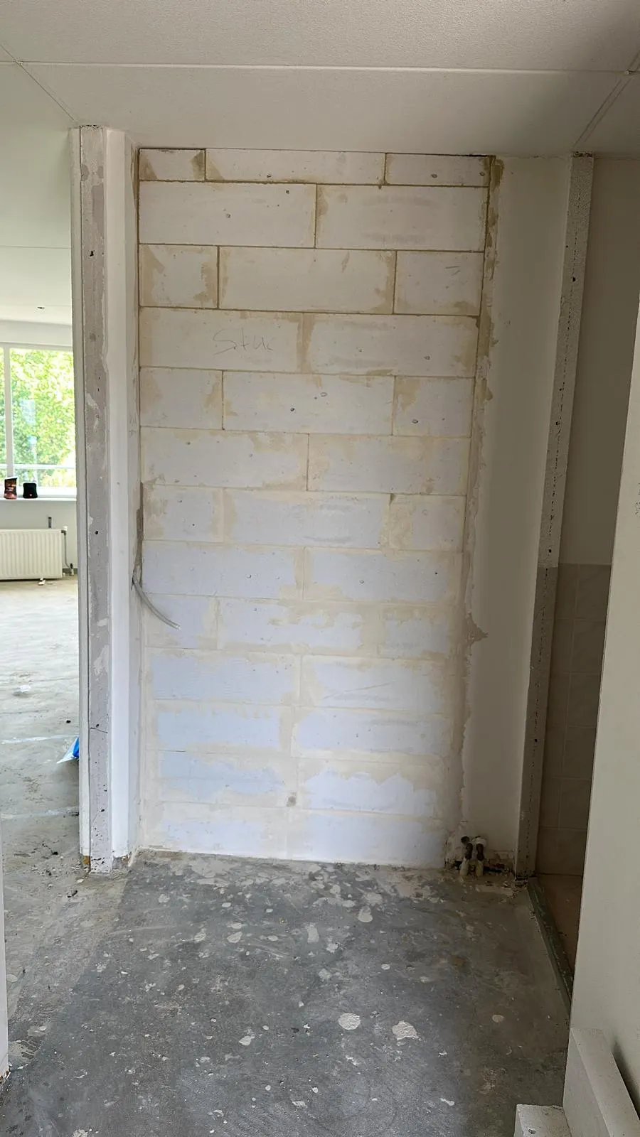 Nieuwe binnenwand van gipsblokken bij de badkamer tijdens de appartementrenovatie in Alkmaar