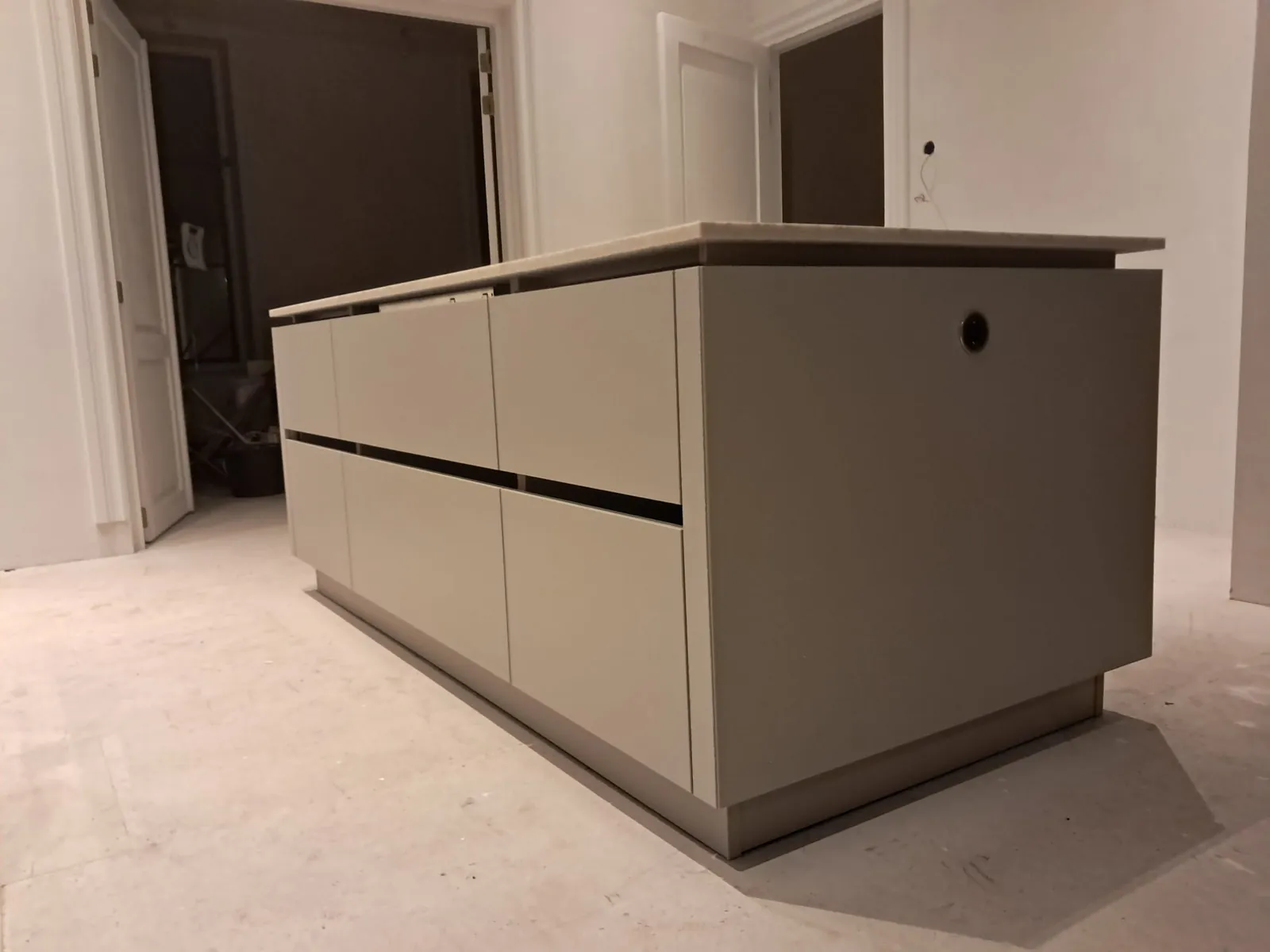 Taupe kookeiland met greeplijsten, keukenmontage in Bergen