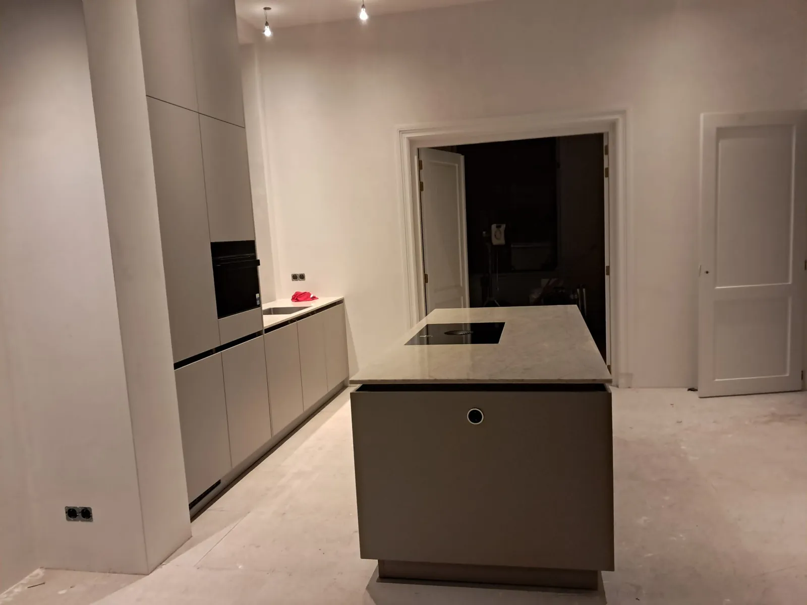 Kookeiland met inductiekookplaat en hoge kastenwand, keukenmontage in Bergen