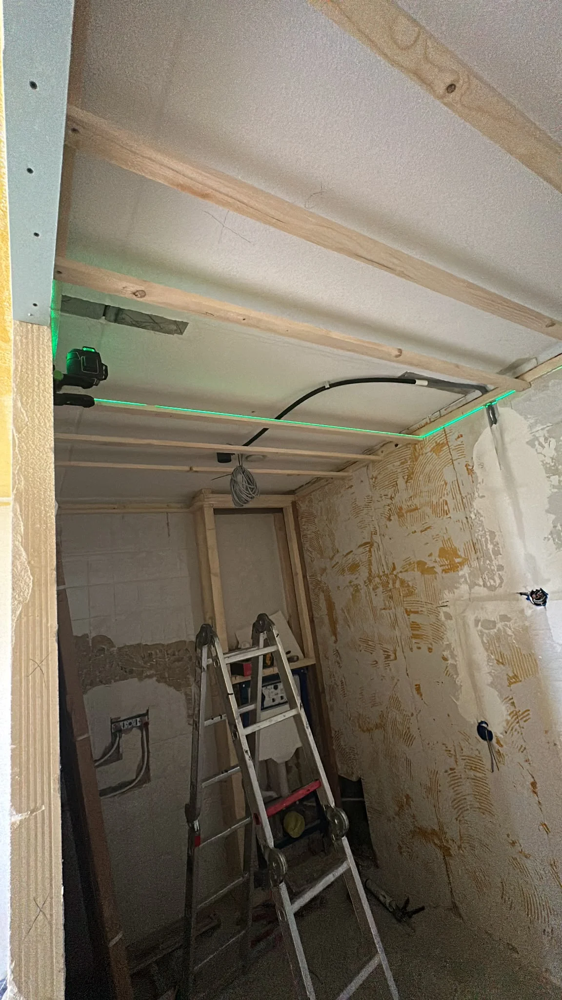 Kamerdoorgang tijdens renovatie met nieuwe kalkzandsteenwanden in Bergen