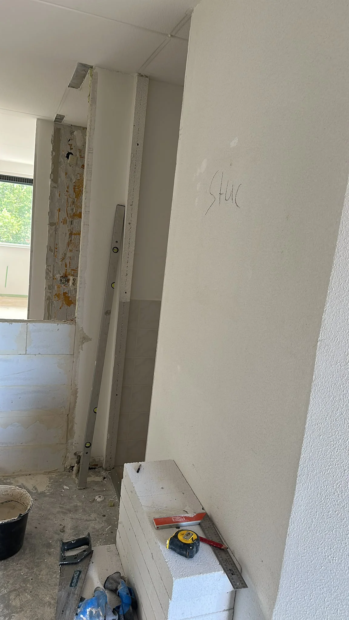 Toilet in bestaande staat met tegels voor de renovatie in Heerhugowaard