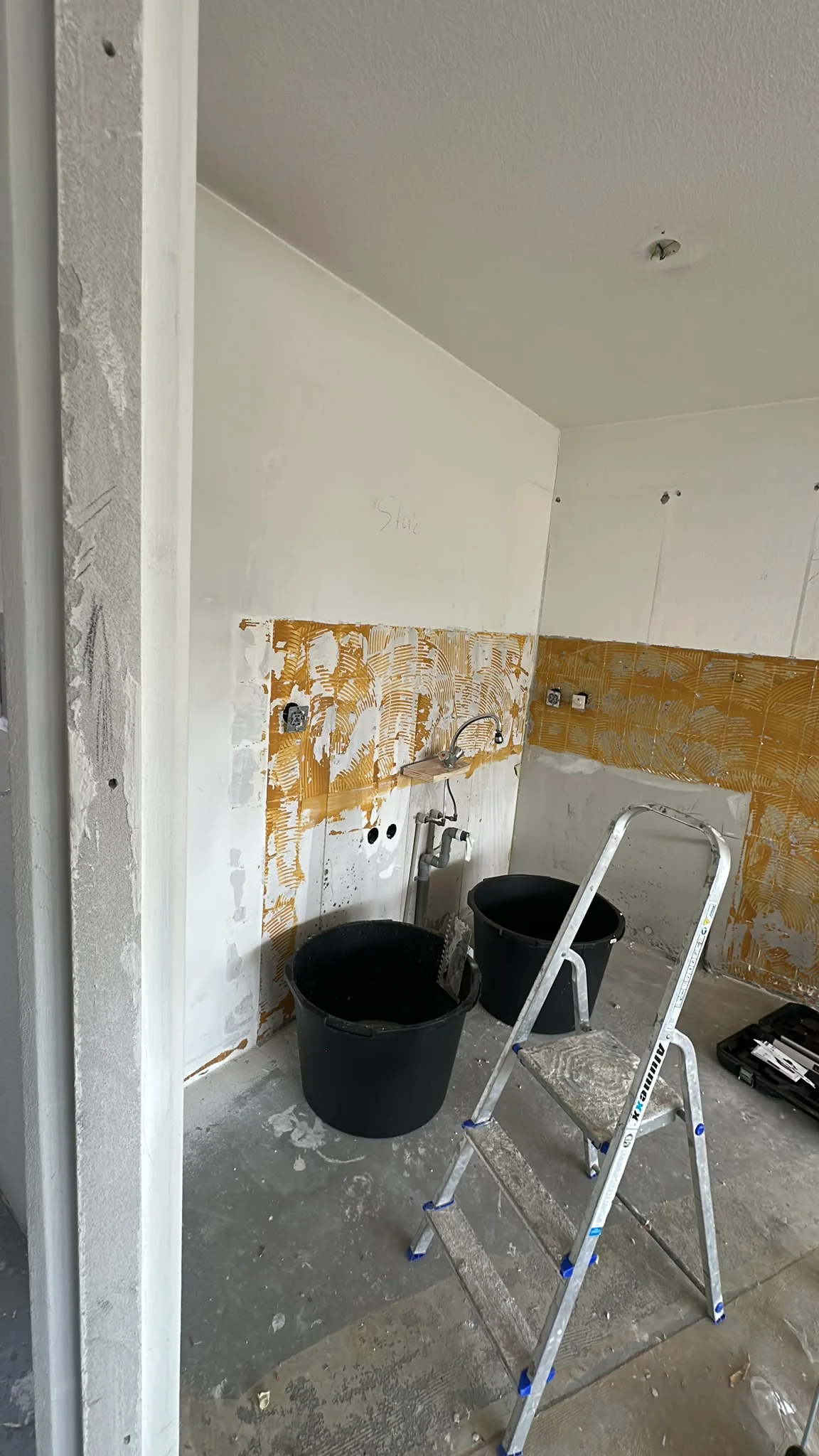 Keuken gestript met tegels verwijderd tijdens renovatie in Heerhugowaard