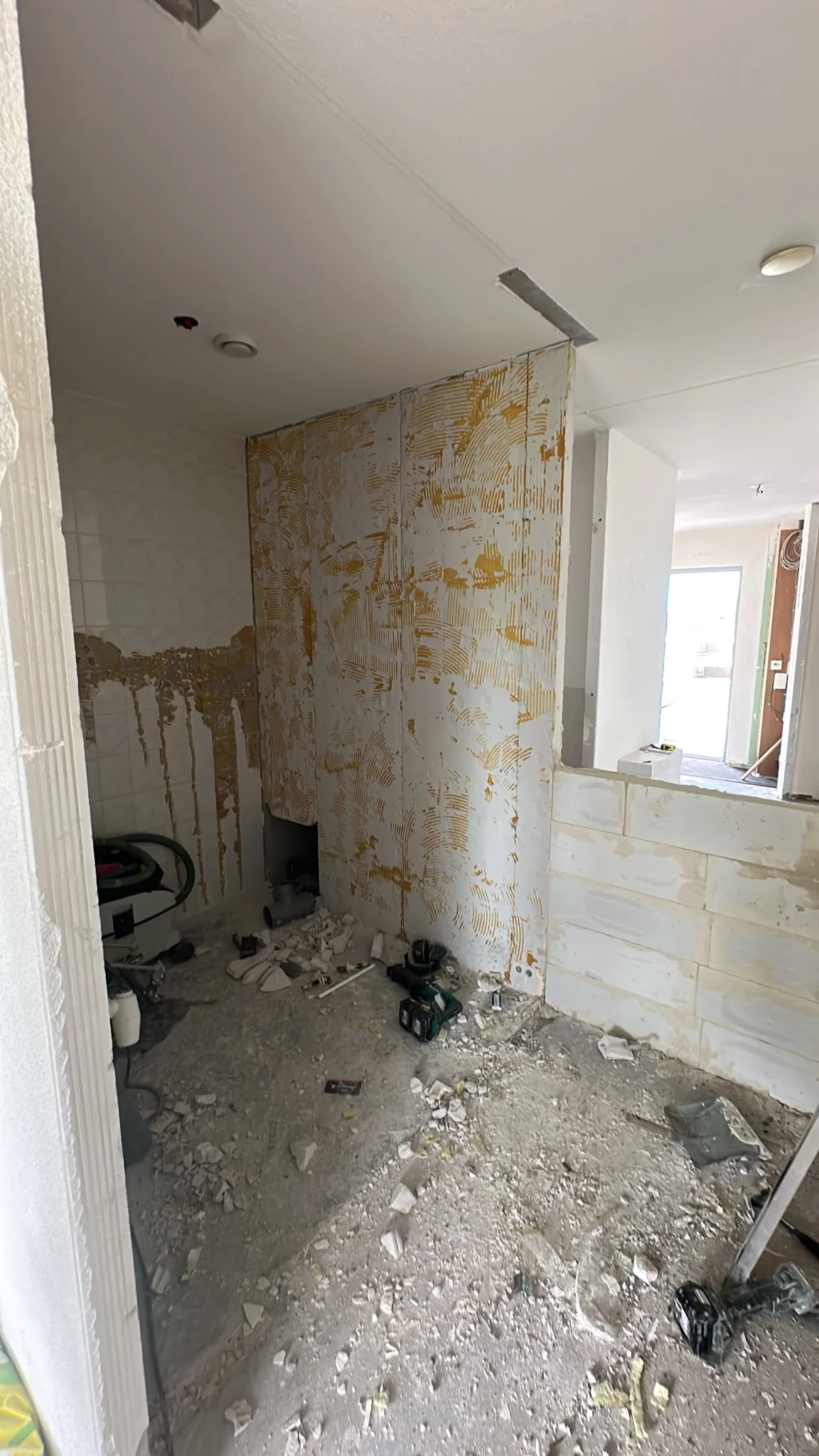 Badkamer gestript, tegels en wanden verwijderd, in Heerhugowaard